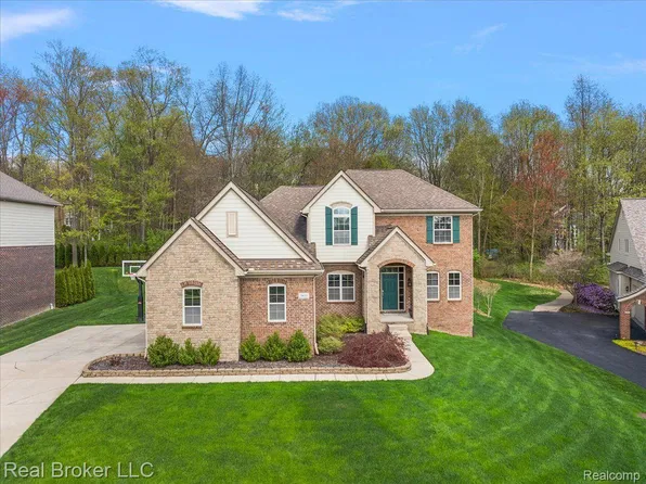 5633 Golf Pointe Dr, Clarkston, MI 48348