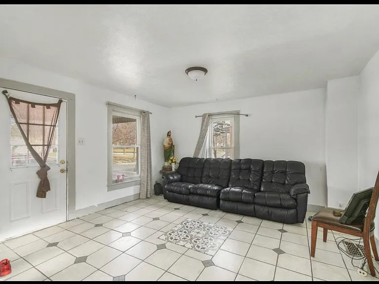 707 W Cleveland Ave — Photo 2