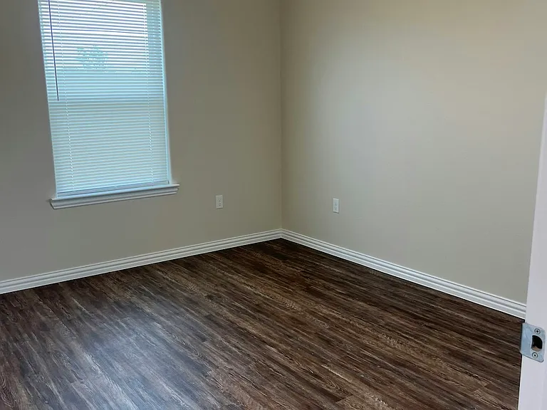 503 Honeysuckle Ln — Photo 8