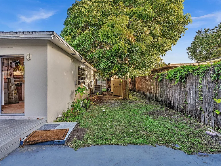 700 SW 5th Ct — Photo 25