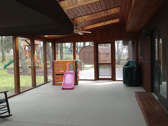 Screened in porch (30x15)