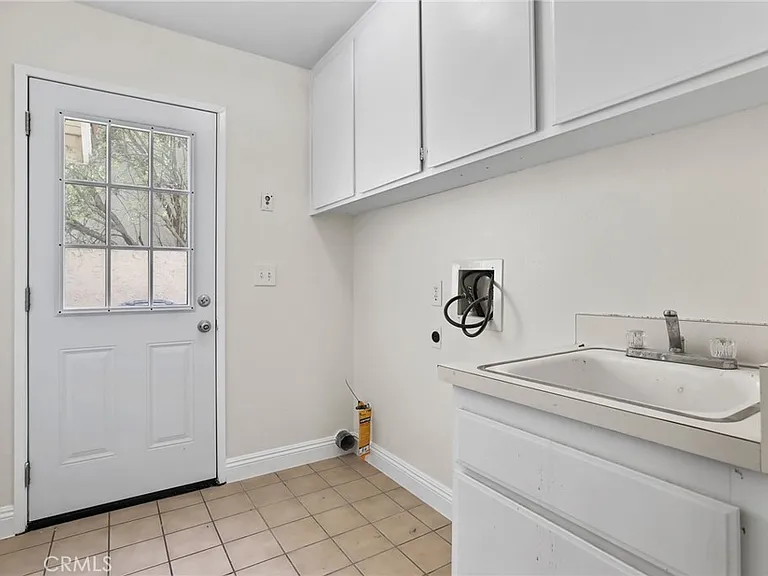14 Fair Elms — Photo 34