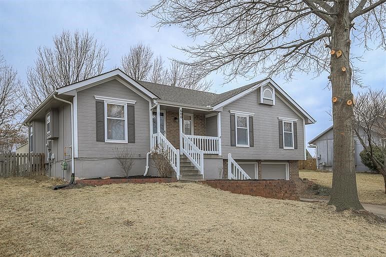 1st image of 600 SE Shiloh Dr