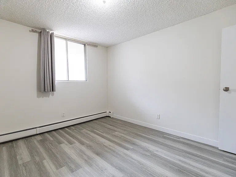 2417 14a St SW — Photo 10