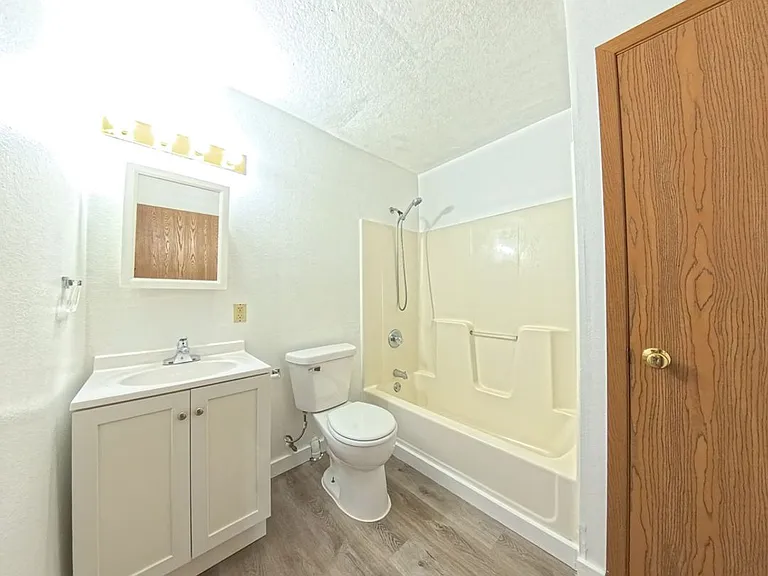 203 N East St — Photo 3