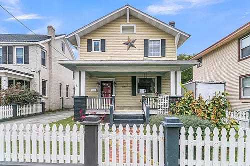 1195 King St Photo 1