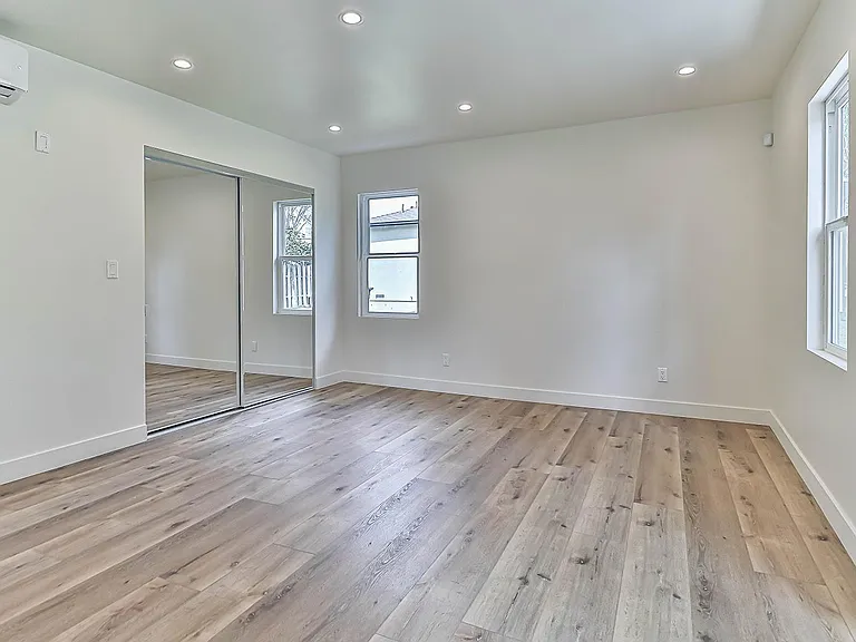 11801 Albers St — Photo 21