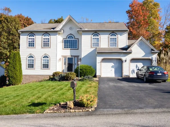 317 Chanticleer Cir, New Stanton, PA 15672
