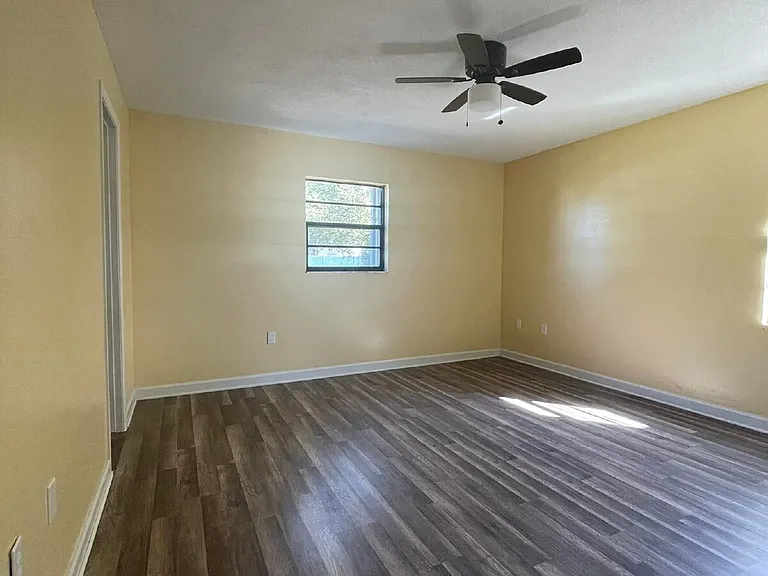 955 Lake Dr E — Photo 8