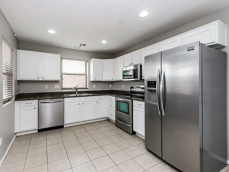 2707 E Bart St — Photo 8