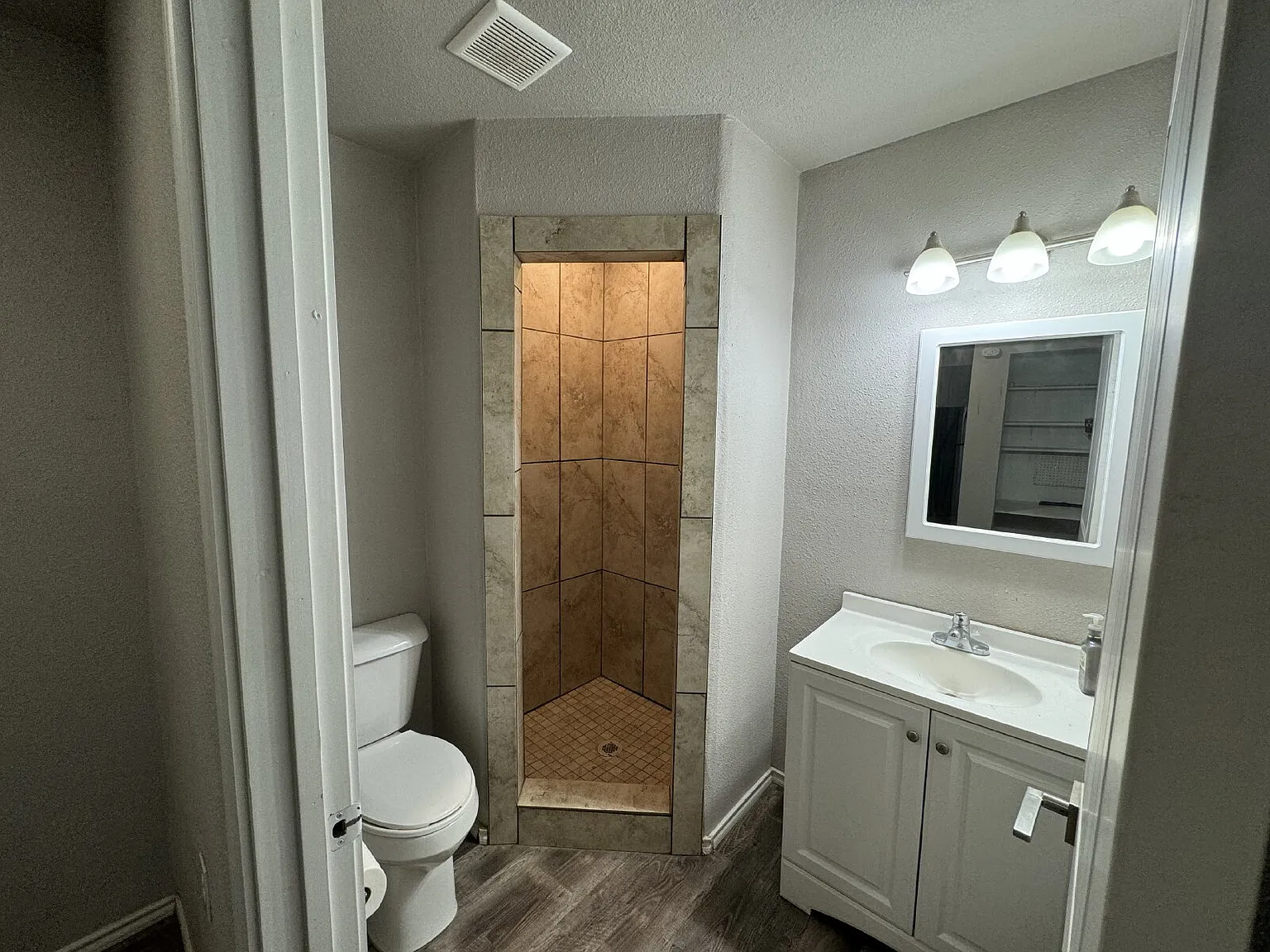 3 bed, 2.0 bath, 1090 sqft, $995 — Photo 2