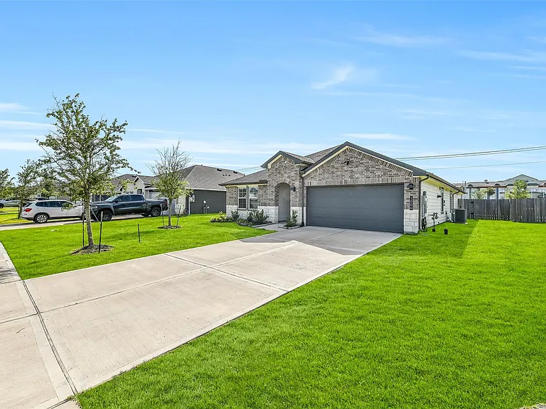 1004 Great Barracuda Ln — Photo 2