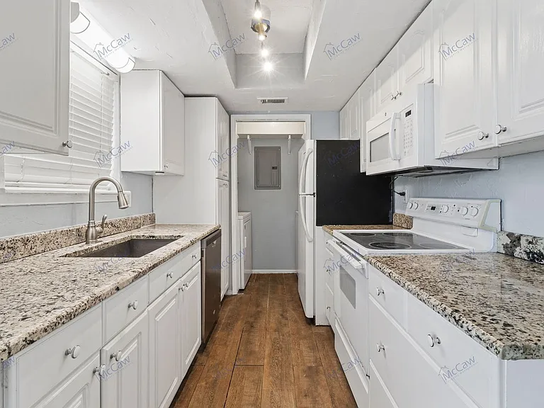 2101 Park Willow Ln #B — Photo 8
