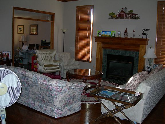 Living Rom (front door view)
