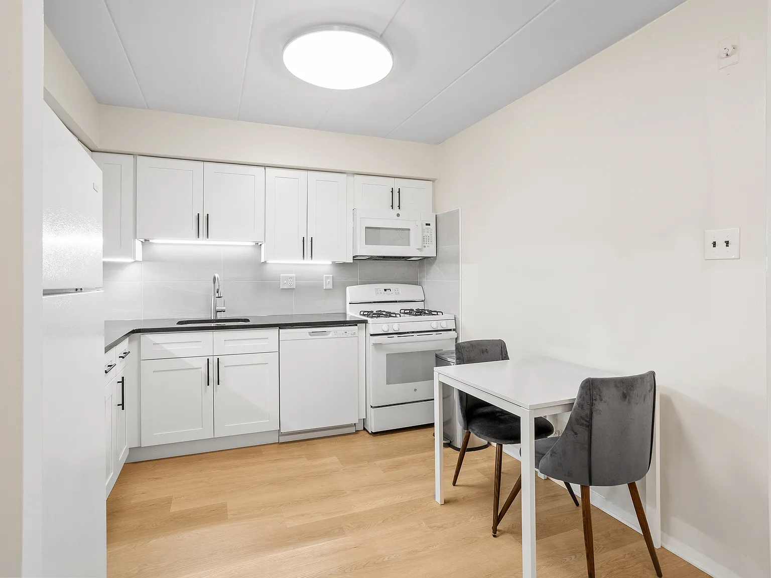 Ambassador Apartments — Photo 2