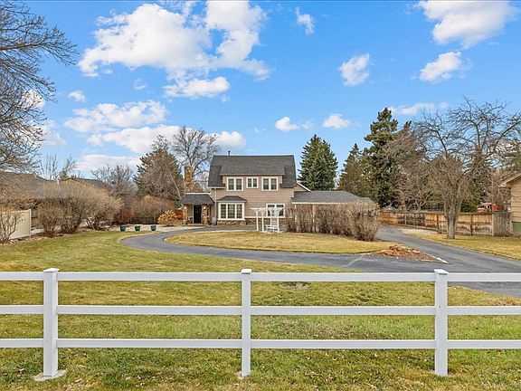 3rd image of 810 Rimrock Rd