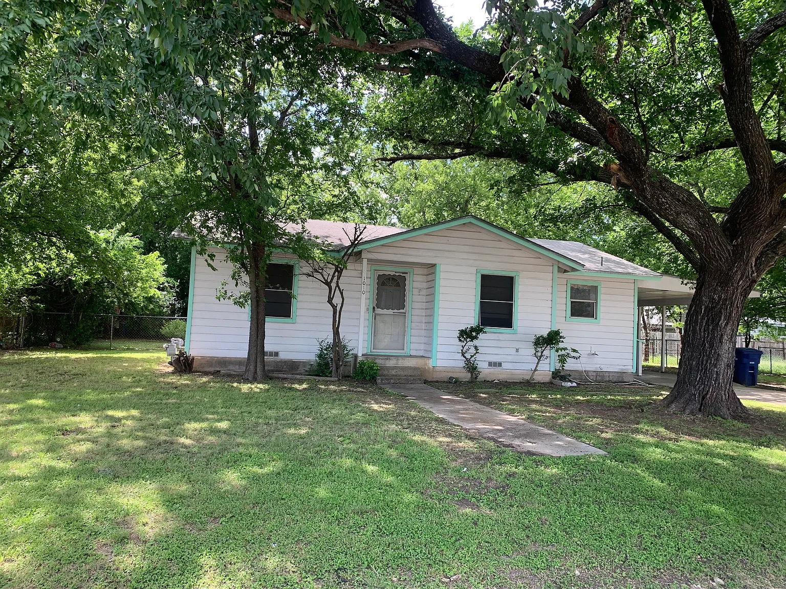 3 bed, 1018 sqft, $995 — Photo 1