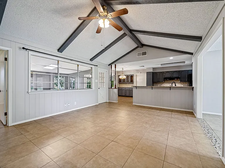 313 Sagecrest Dr — Photo 8