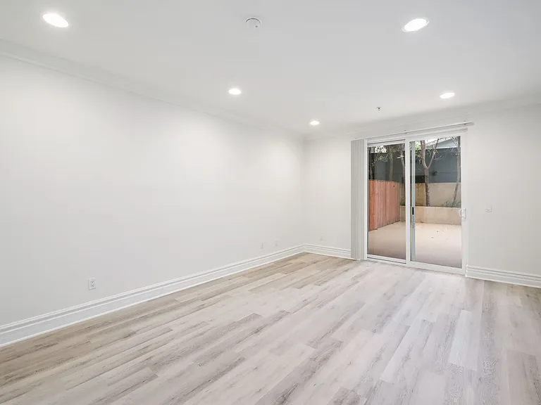 2306 Fox Hills Dr — Photo 21