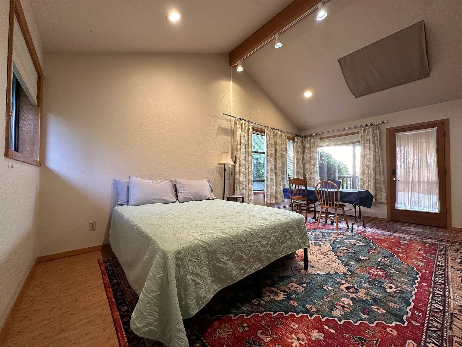 Studio, 400 sqft, $1,300 — Photo 1