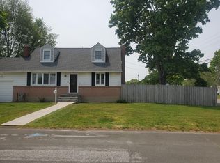685 Saint Anns Ave, Copiague, NY 11726