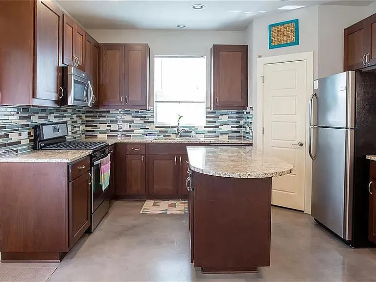 2913 Bond Dr — Photo 3