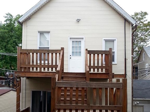 COACH HOUSE - Top Floor with own Deck PLUS Back Yard