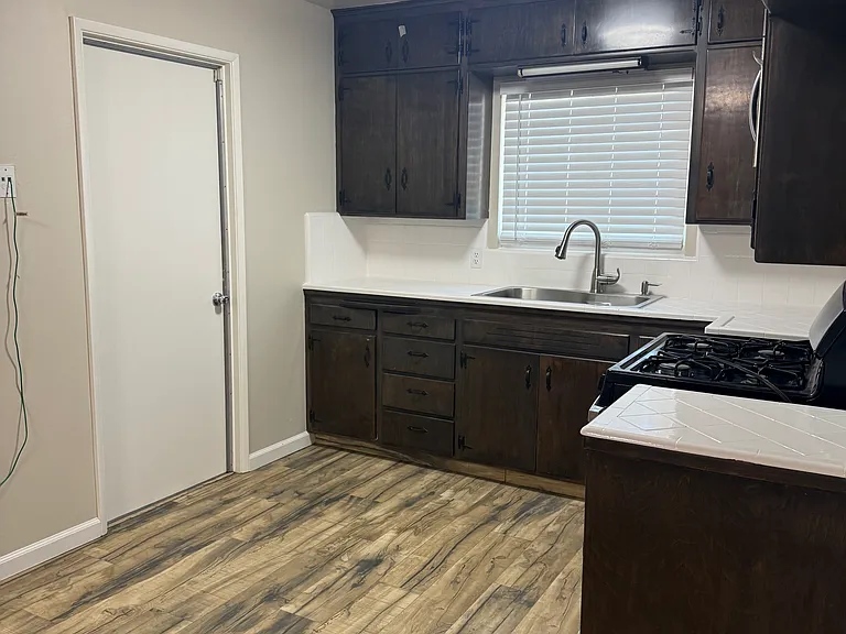 241 S Peach Ave — Photo 2