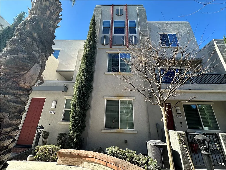 106 Eureka Pl — Photo 2