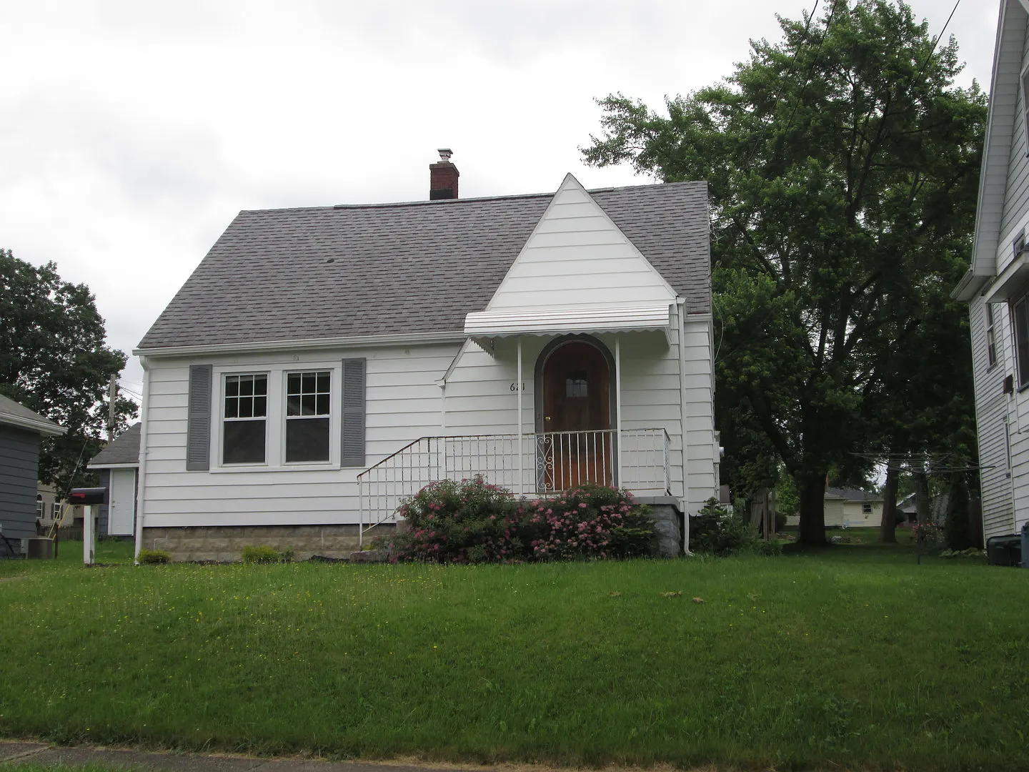 621 Lawrence Ave photo 1