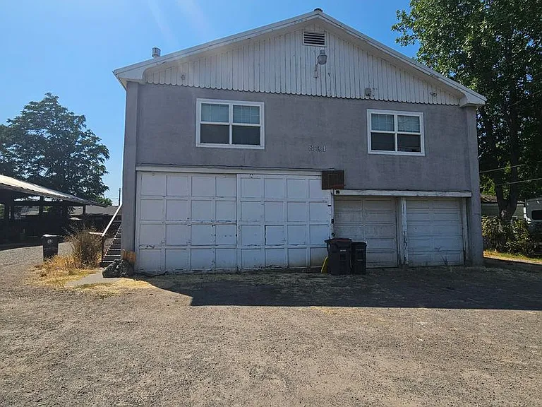 831 Niantic St — Photo 2
