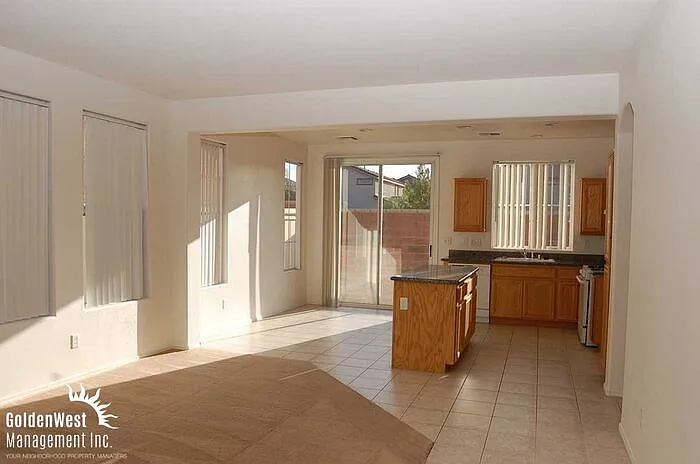 3 bed, 3.0 bath, 1650 sqft, $2,050 — Photo 2