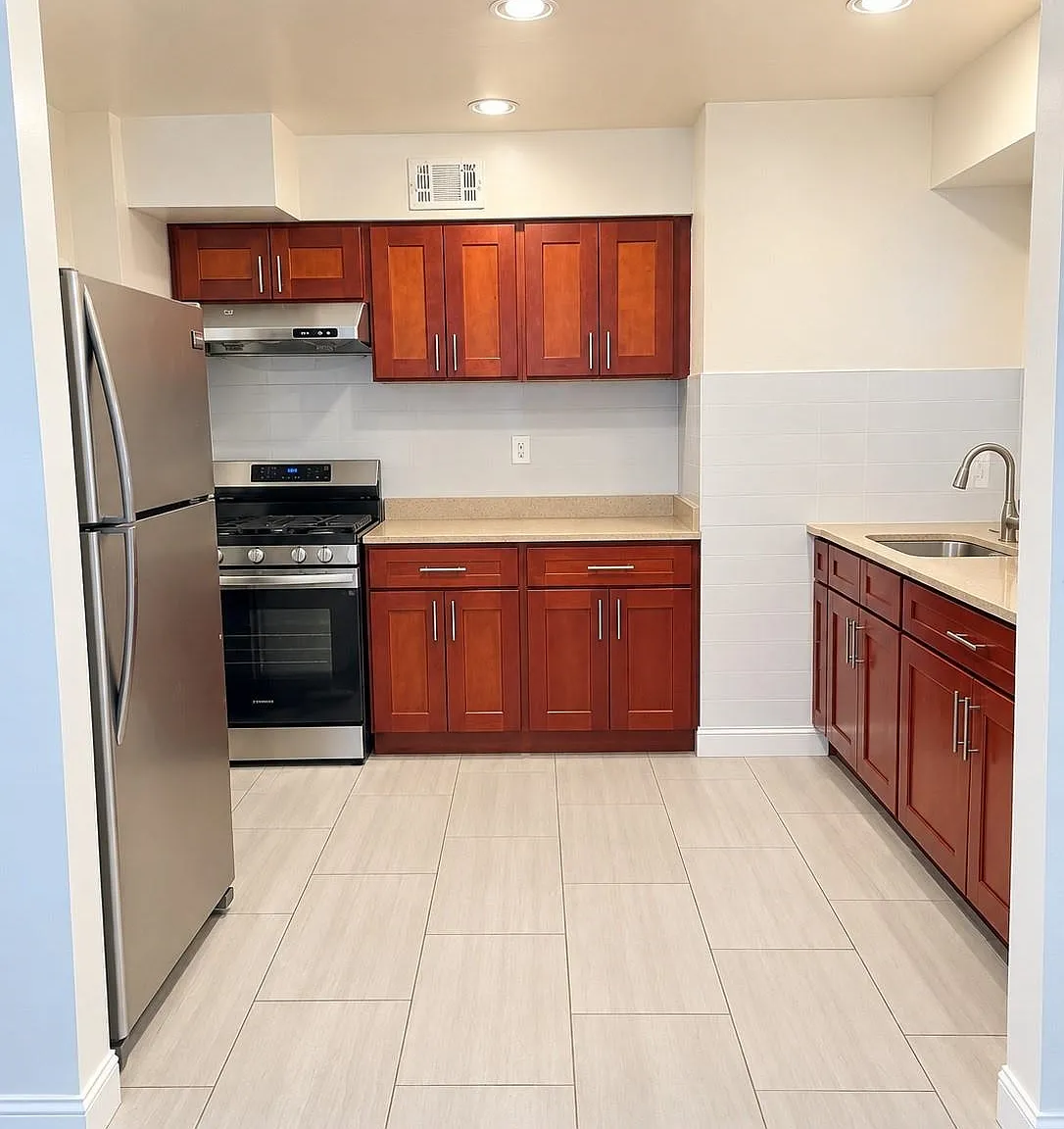3 bed, 1.0 bath, $2,400 — Photo 3
