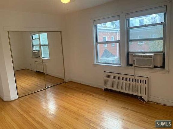 4th image of 735 Elm Ave APT 3C