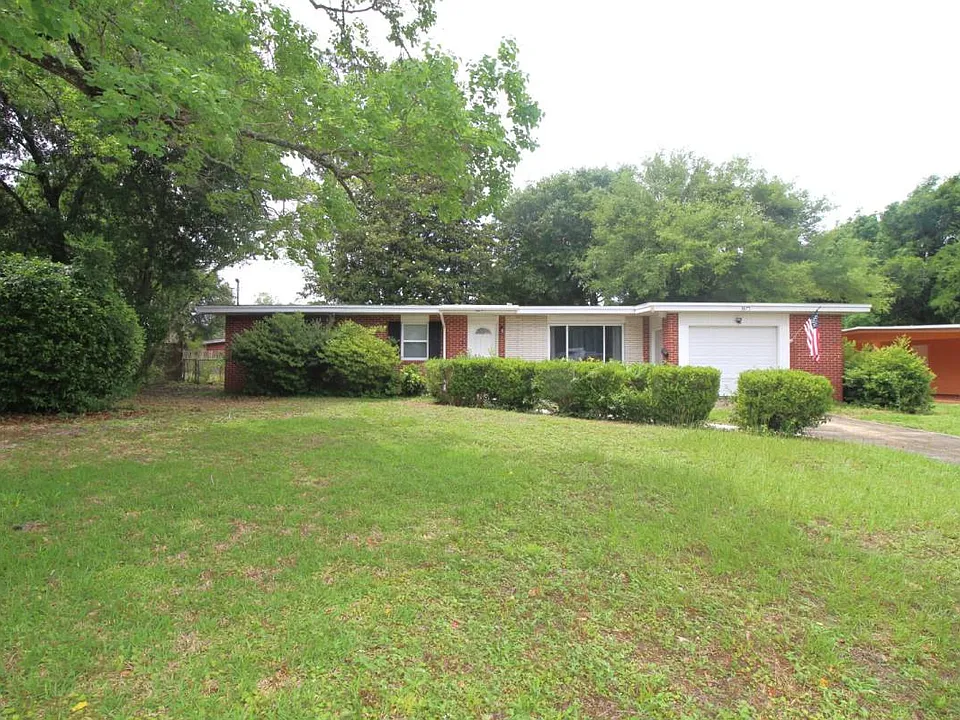 3875 Arbutus Dr