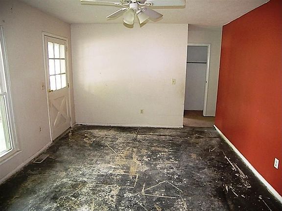 4th image of 2027 Commonwealth Dr