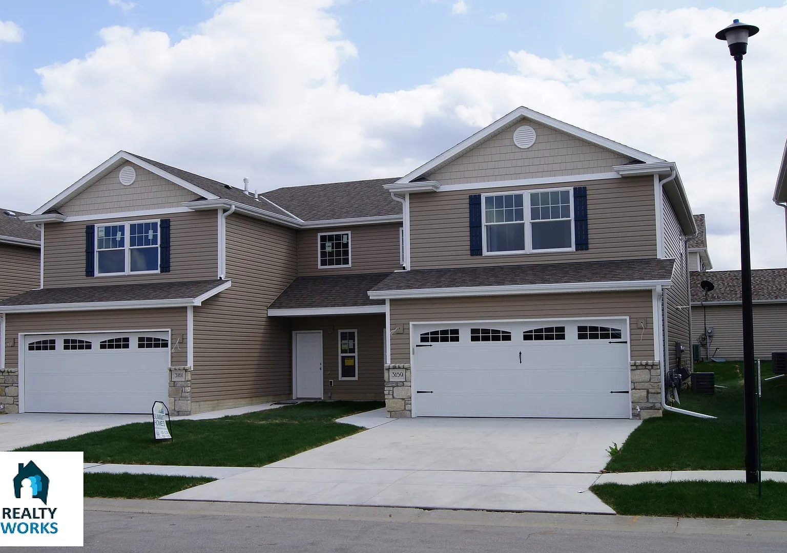 3 Bedroom Town House in North Lincoln! — Photo 1