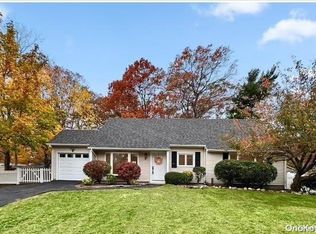 4 Pheasant Valley Dr, Coram, NY 11727