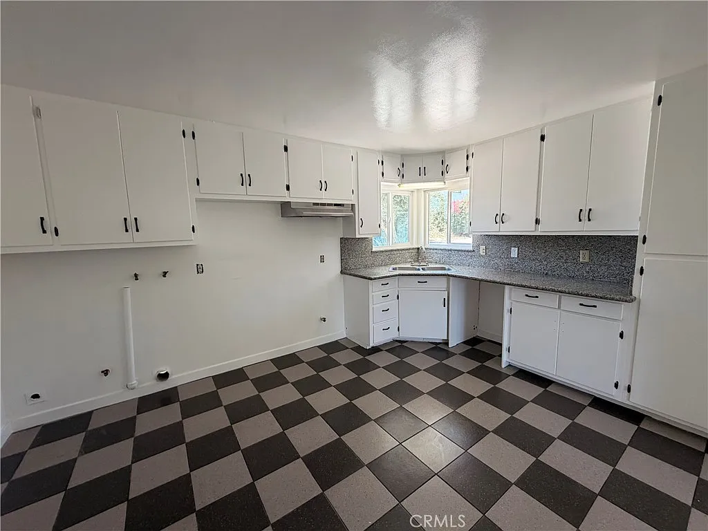 3 bed, 1008 sqft, $3,100 — Photo 2