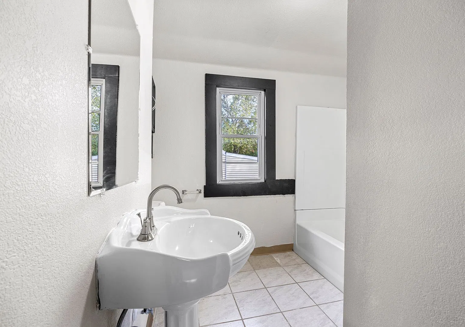 1 Bed-1 Bath For Rent — Photo 3