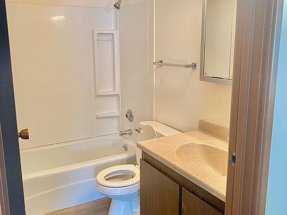 4th image of 424 Farnham St #2