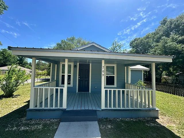 Front porch - 709 11th St