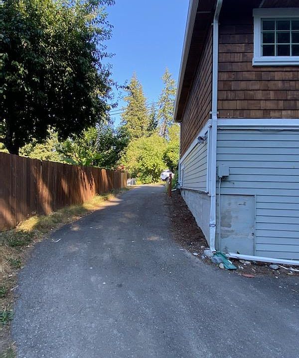 entrance/driveway to bottom duplex on side of house