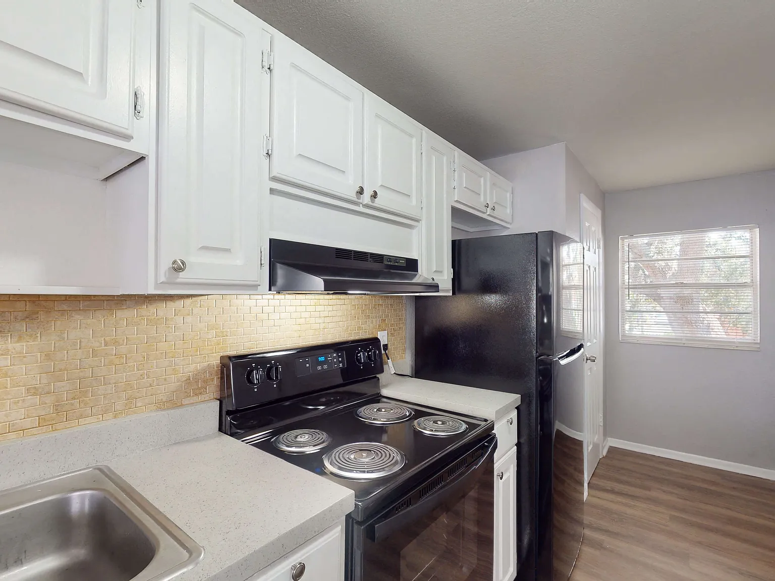 Lakeland Manor Apartment Homes — Photo 2
