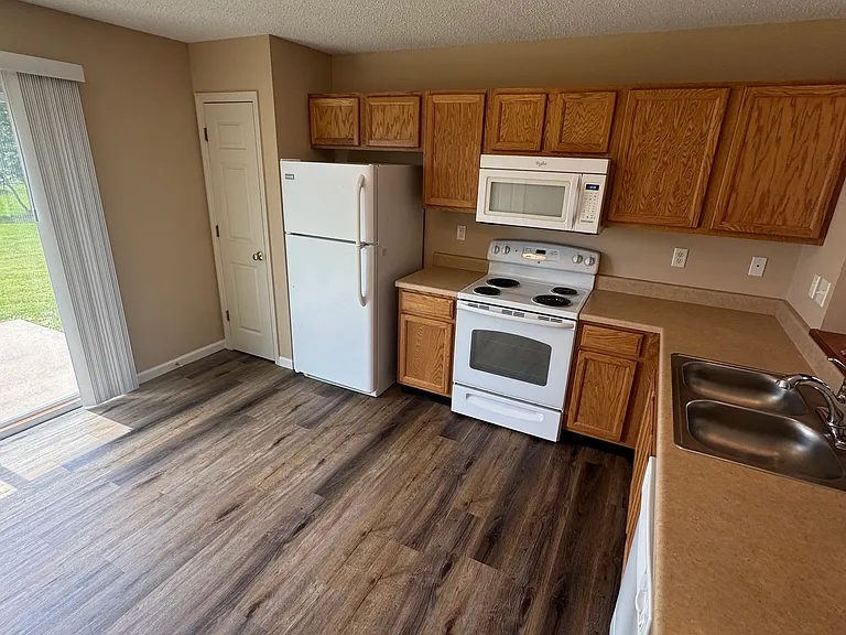 24 Chesterfield Ct — Photo 3