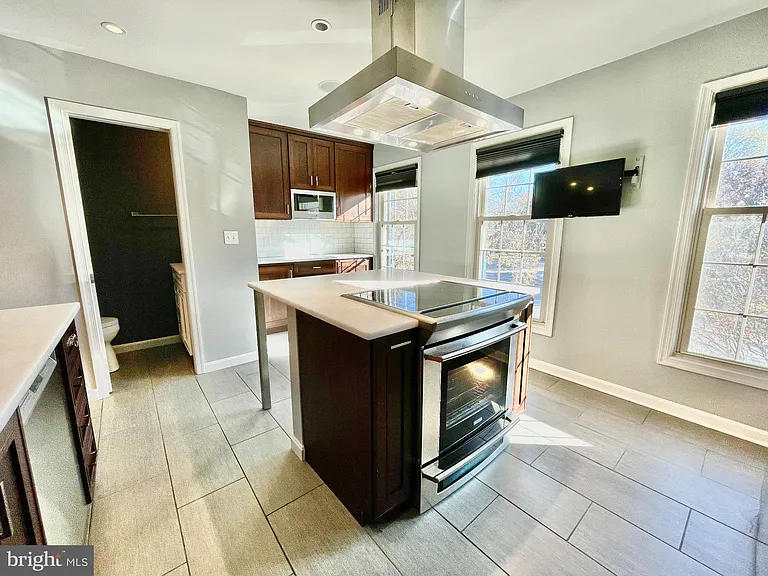 1228 C St SE — Photo 5
