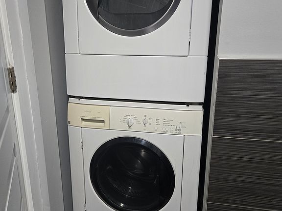3rd image of 205-5709 Morris St #401