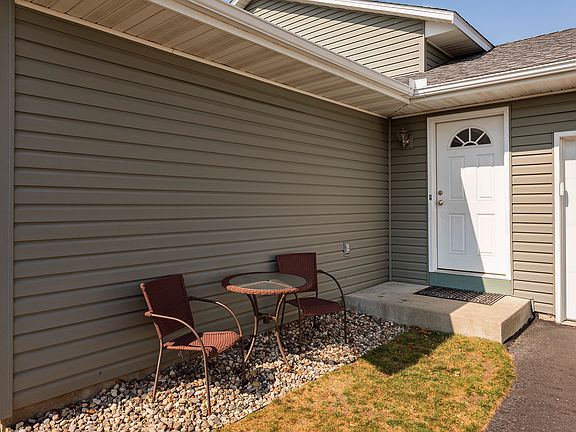 4th image of 724 Heritage Ln
