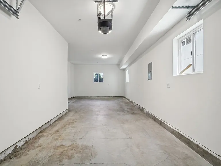 10717 Addison St — Photo 6
