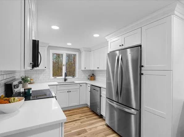 102 Leon Ct, Hanson, MA 02341